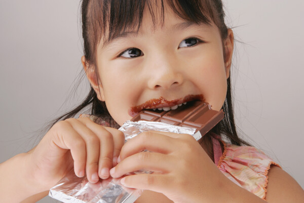 正在吃巧克力的小女孩图片