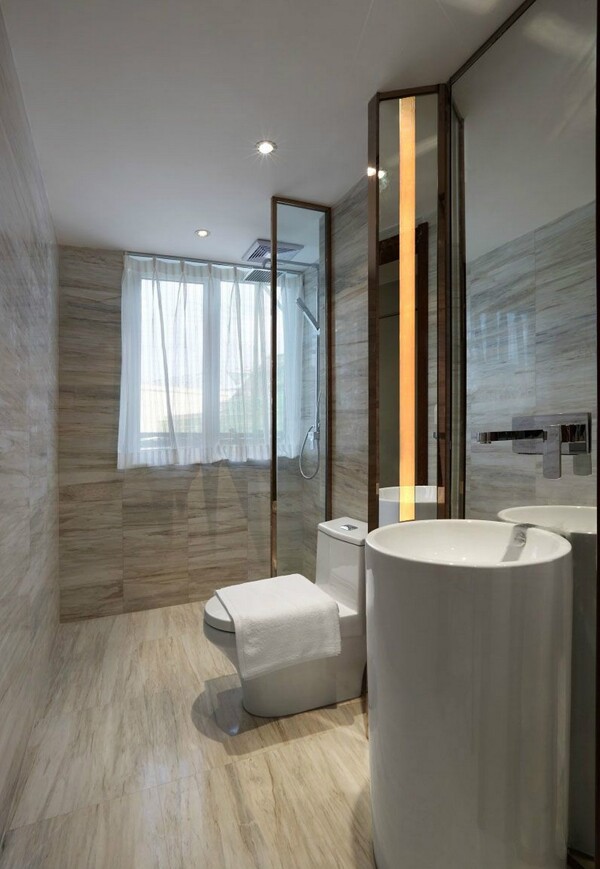 现代简约浴室横条纹背景墙室内装修效果图