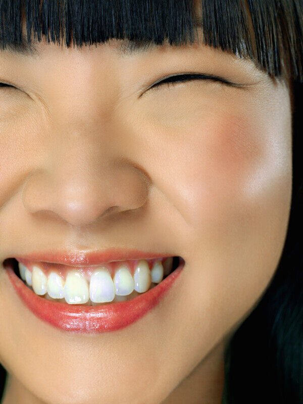 高清东方女性微笑脸部特写图片