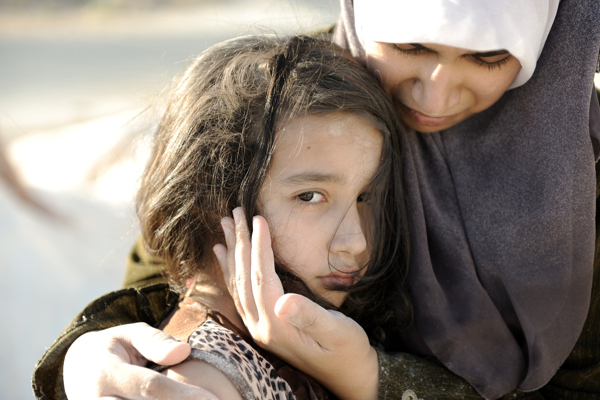 巴以冲突中的小女孩图片