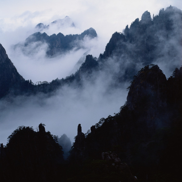 云雾弥漫的山景图片
