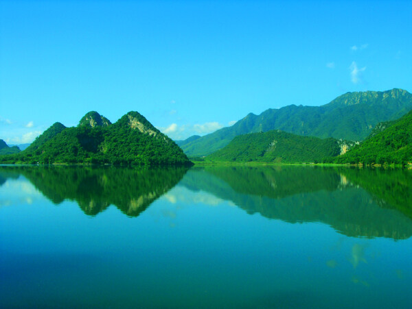 宝晶宫碧落湖倒影图片