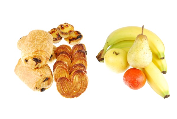 健康与不健康白面包和水果
