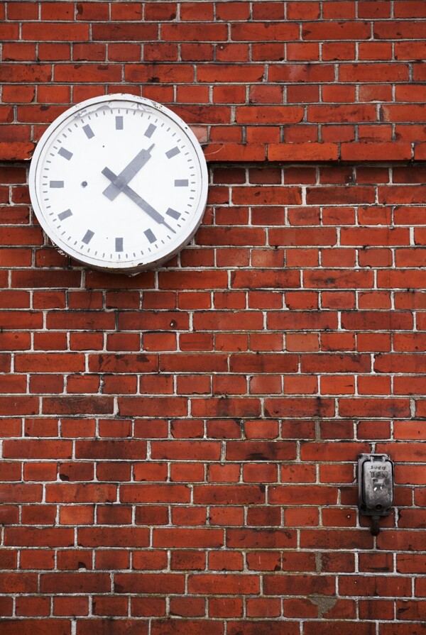 红砖墙时钟