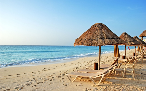 海边上的沙滩椅沙滩伞