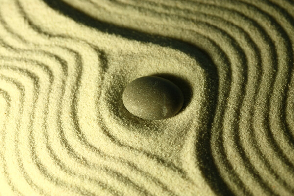 波浪线沙子和石头图片