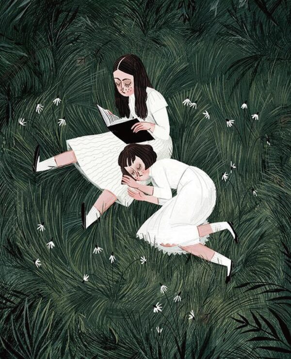 绿草地上的两个女孩
