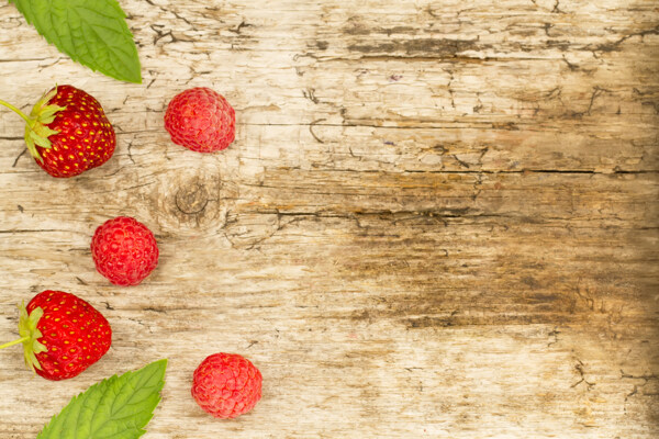 树莓与木板背景图片