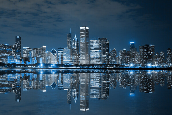 海面的城市夜景图片