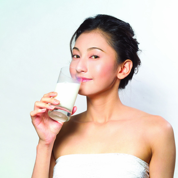 女性喝牛奶图片