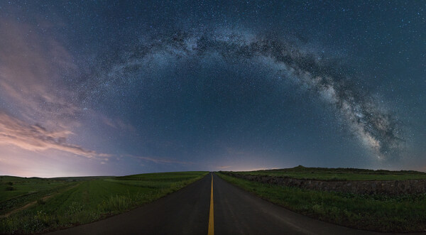 大气云霄公路唯美星空背景