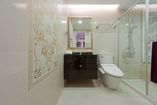 现代简洁浴室金色花纹背景墙室内装修效果图