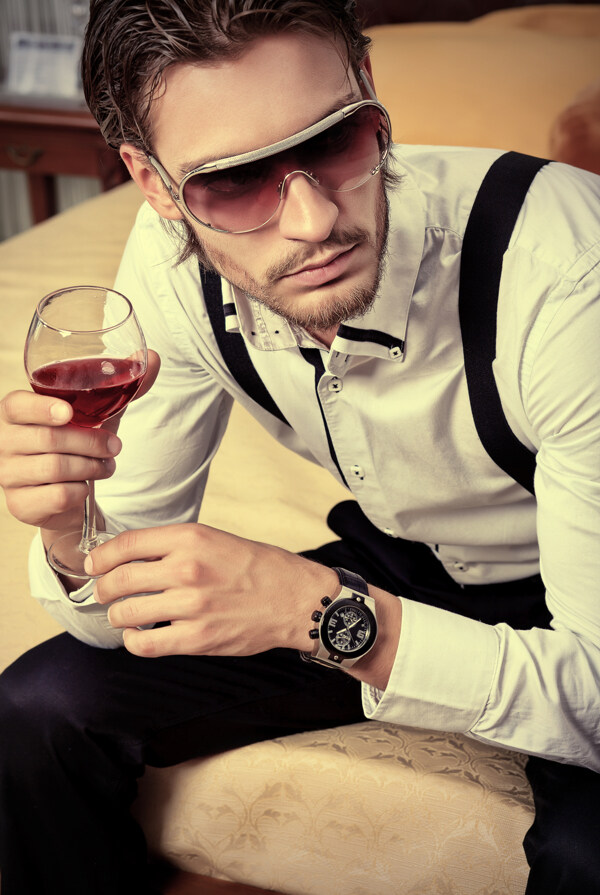喝红酒的外国男士图片