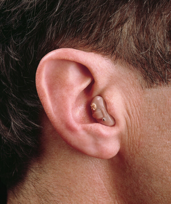 耳道式助听器图片