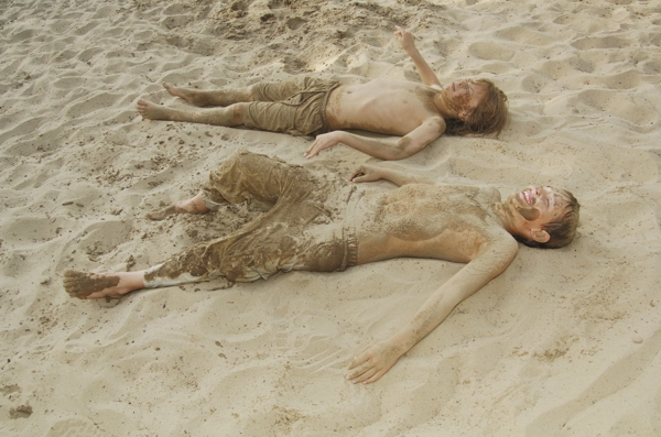 躺在在沙滩上的儿童图片