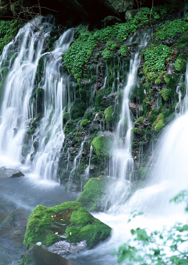 山水瀑布流淌下漂亮的瀑布