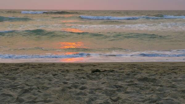 反射太阳的4K海浪