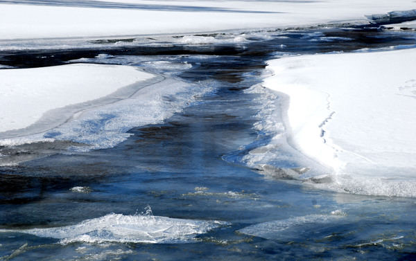 春天融化的小河冰雪图片