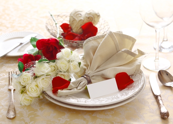 餐具与玫瑰花图片