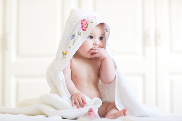 围毛巾的婴儿图片