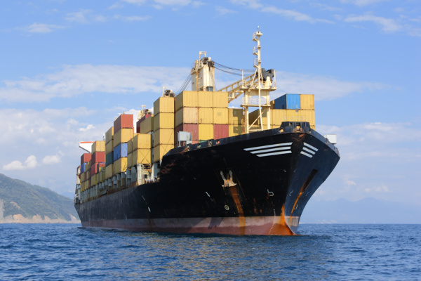 大海上运输货物的轮船图片
