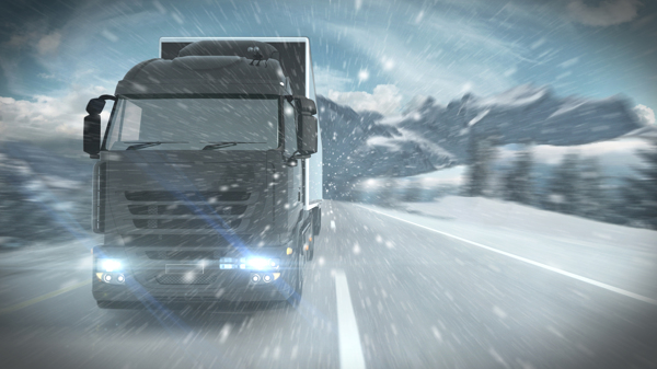 风雪中行驶的卡车图片