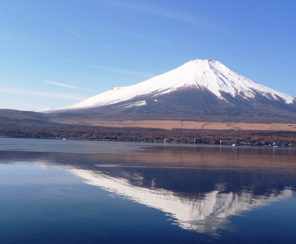 日本富士山雪景图片