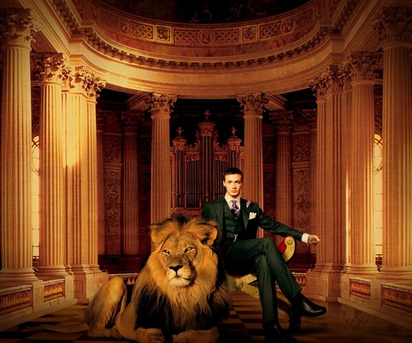 欧式风格坐着的男子与狮子