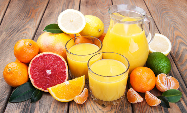 橙汁与切开的柚子与橙子