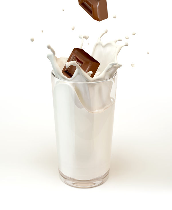落入杯子牛奶中的巧克力图片