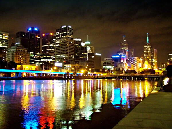 城市河畔夜景