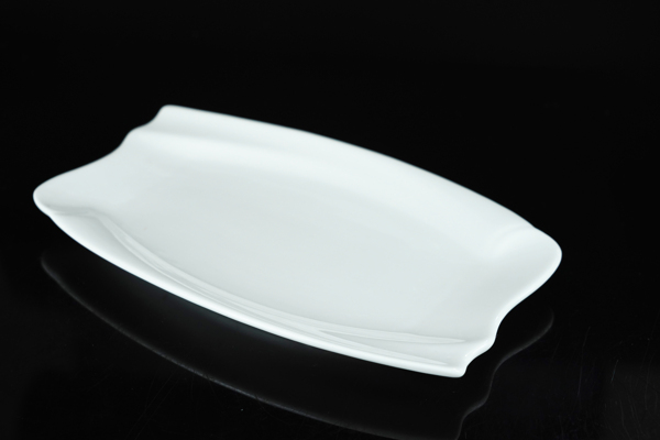 白色异形陶瓷盘子