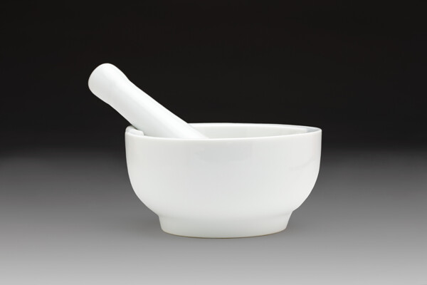 白色瓷碗和勺子图片
