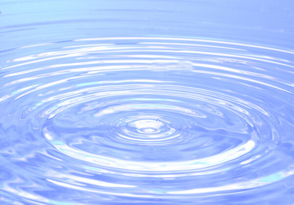 蓝色水面涟漪背景图片