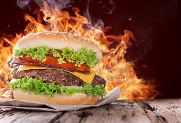 燃烧的美味汉堡图片