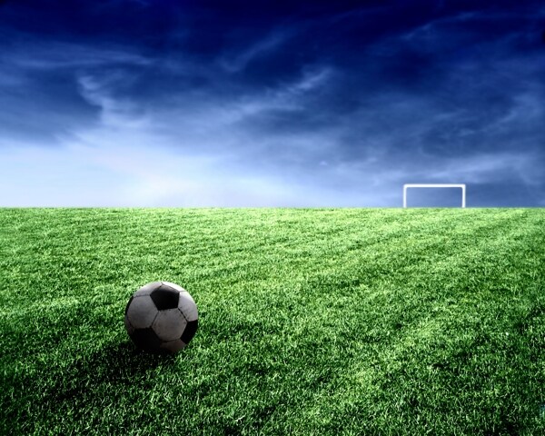 绿草地球场上的足球图片