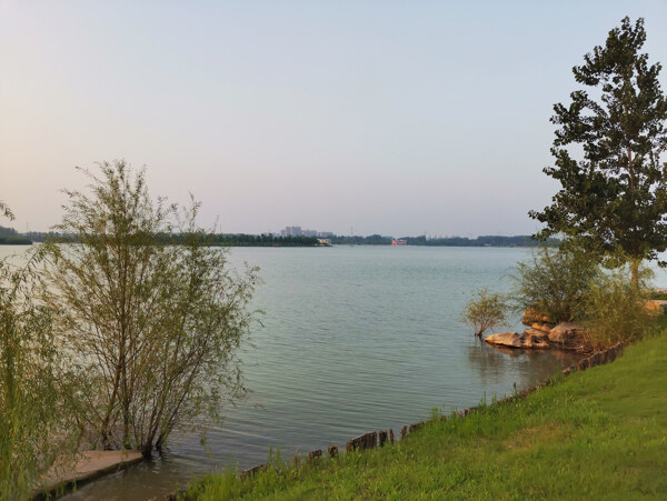湖面湖边石头自然生态背景素材