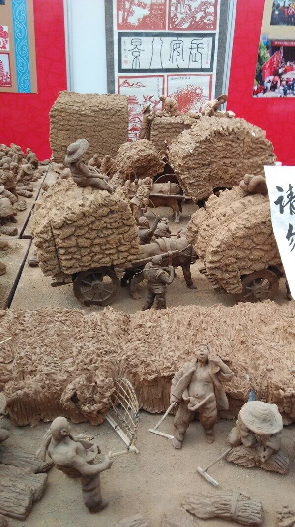 古代农民割麦泥塑图片