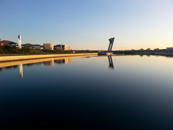 城市河流建筑天空风景