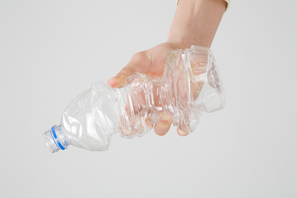 手拿塑料空瓶子图片