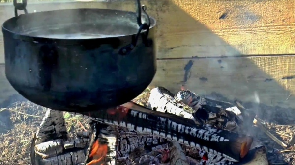 柴火火堆煮饭视频