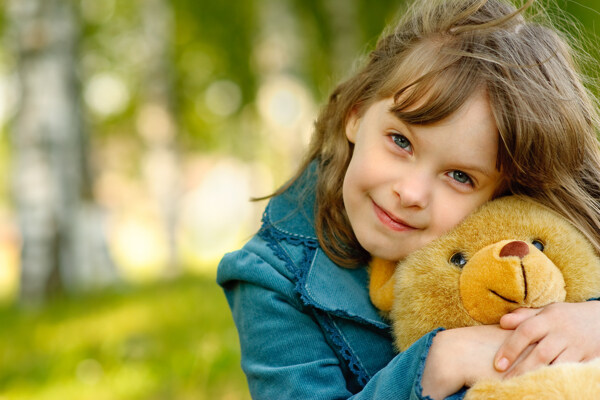 抱着玩具熊的漂亮小女孩图片