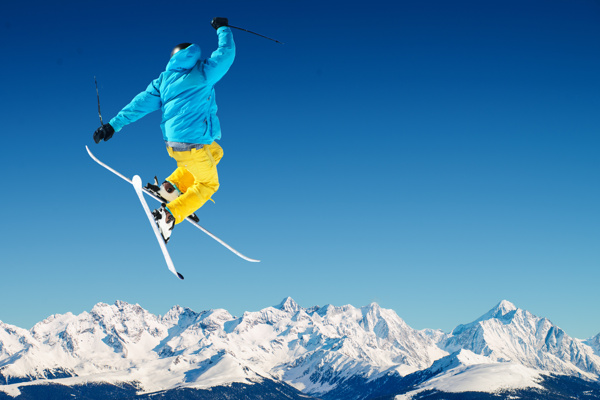 跳跃起来的滑雪运动员图片