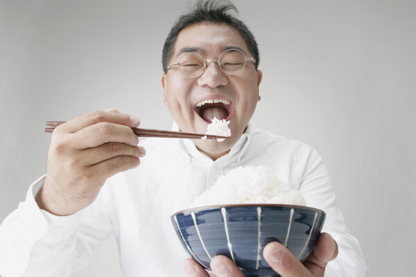 开心吃米饭的男人图片