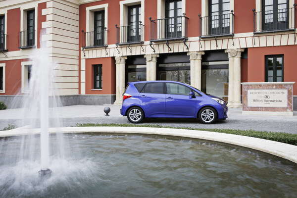 蓝色汽车与喷泉摄影图片