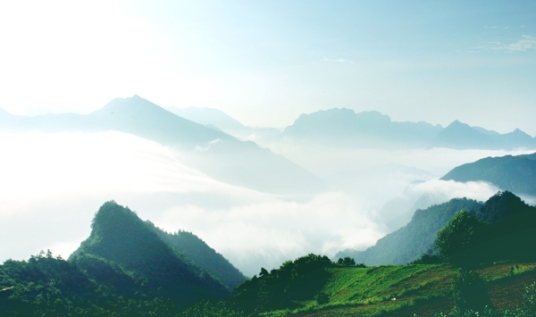 雾掩山岚图片