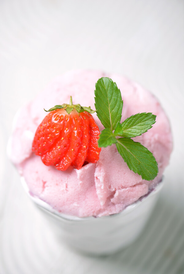 草莓薄荷冰淇淋图片