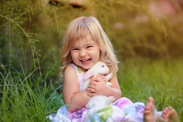 开心抱着兔子的小女孩图片