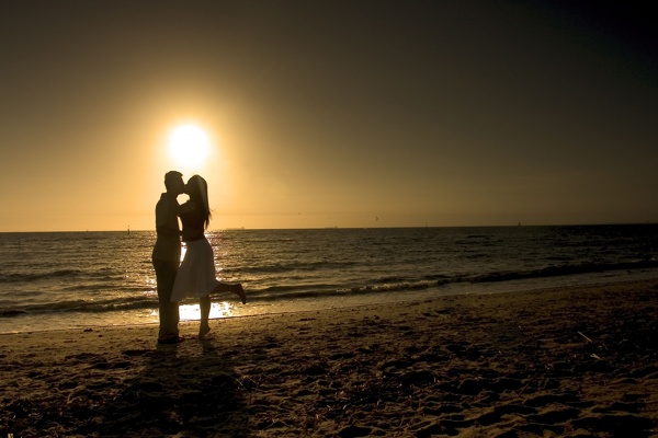 海滩接吻的情侣图片