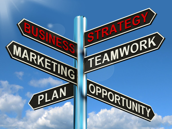 企业战略路标显示团队合作营销计划